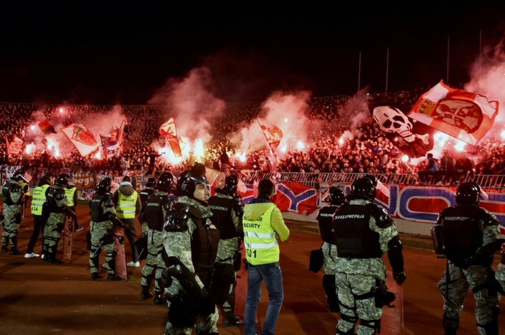 Service d'ordre entourant les tribunes lors du derby entre Partizan et Étoile rouge de Belgrade. AFP