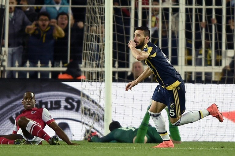 Topal vuelve a rescatar al Fenerbahçe