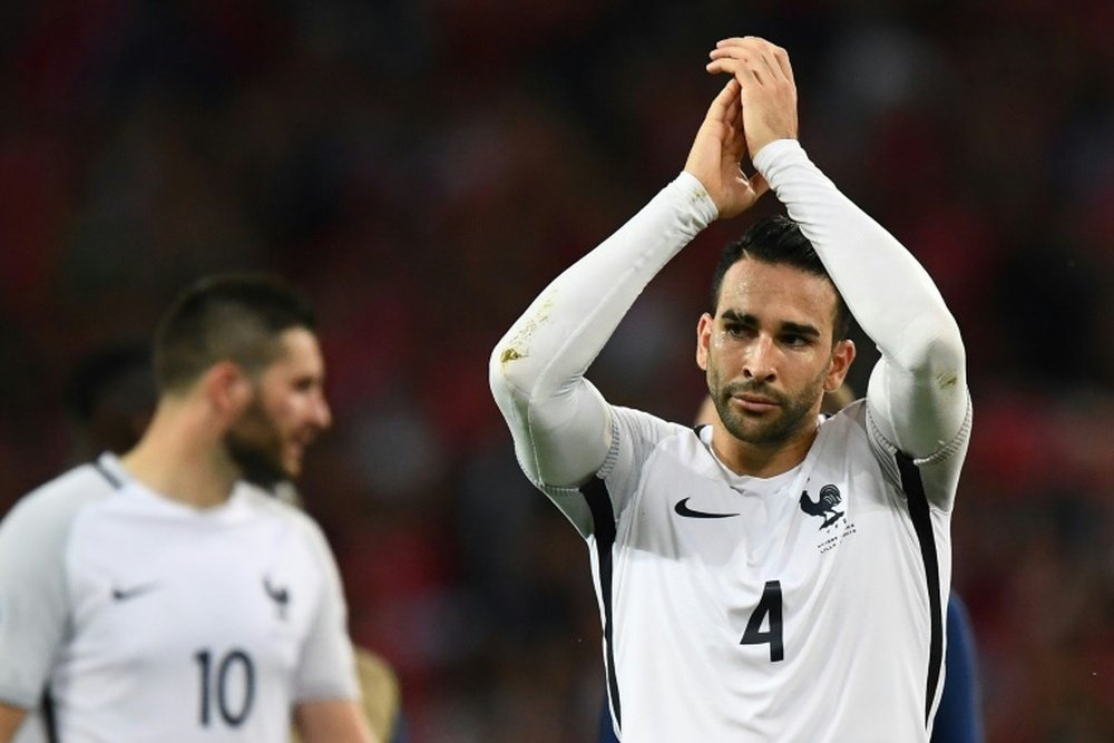 Le défenseur de l'équipe de France Rami applaudit les supporters à la fin du match de l'Euro. AFP