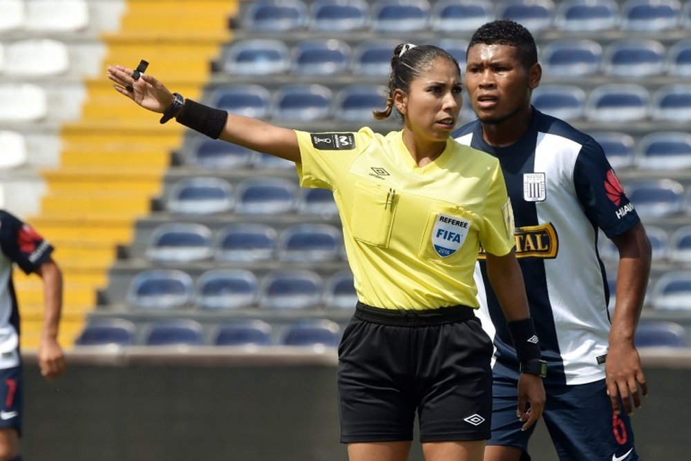 L'arbitre internationale péruvienne Melany Bermejo, dirige un match de football à Lima. AFP