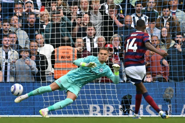 Isak hizo su 27º gol de la temporada. AFP