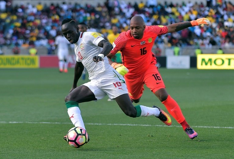 La star du Sénégal Sadio Mané tente de contourner le gardien sud-africain Itumeleng Khune. AFP