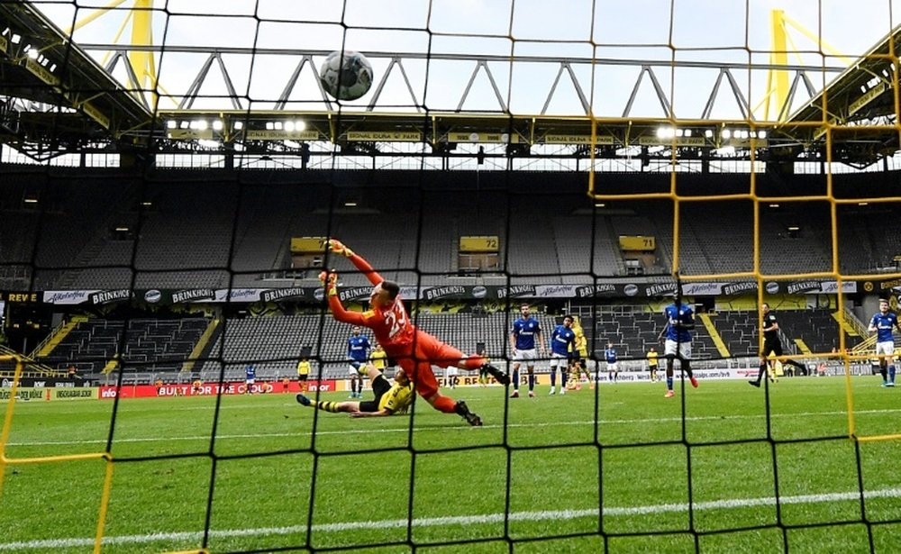 Así son las imágenes que nos deja el nuevo fútbol. EFE - AFP