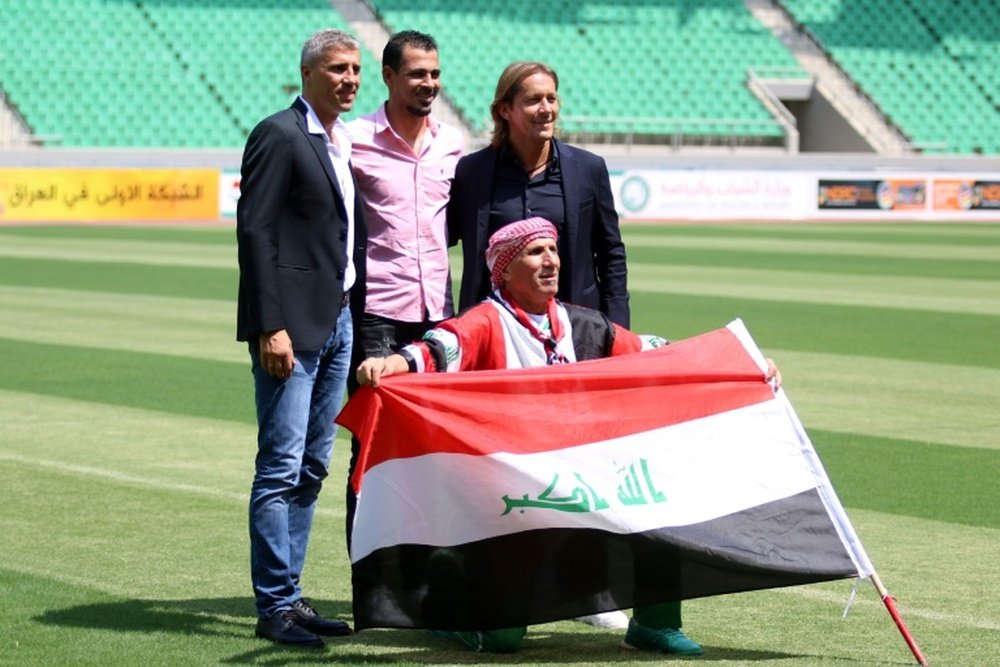 Les anciens footballeurs argentin Crespo (g), irakien Mahmoud (c) et espagnol Salgado. AFP