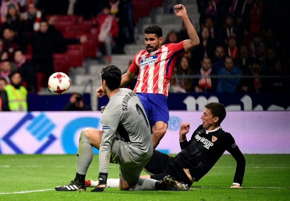 L'attaquant de l'Atlético Diego Costa face au Séville FC. AFP