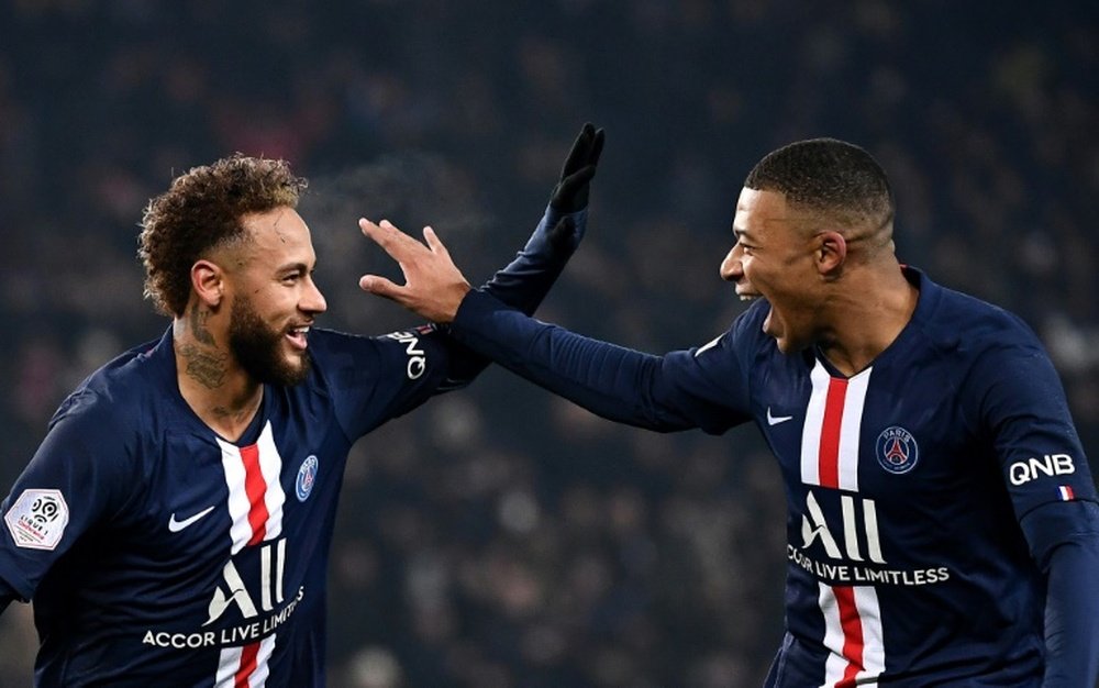 Neymar y Mbappé son buenos amigos en el PSG. AFP