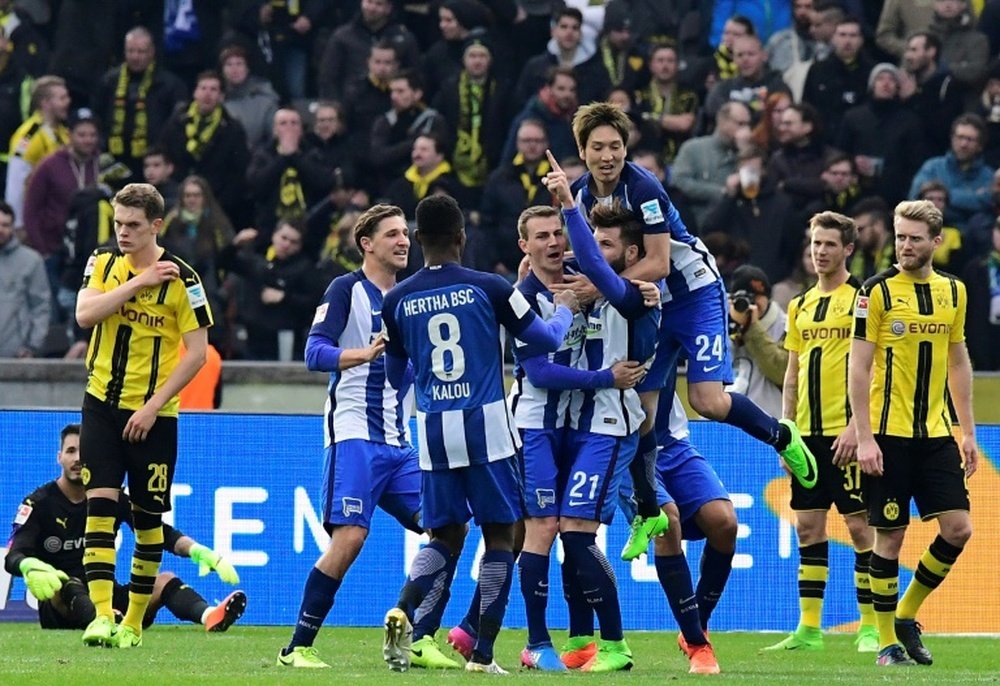 Les joueurs du Hertha se congratulent après un but face au Borussia Dortmund. AFP