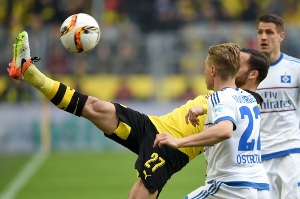 Le milieu de Dortmund Gonzalo Castro (G) et le défenseur Matthias Ostrzolek du HSV se battent pour le ballon lors du match Borussia - Hambourg, le 17 avril 2016 à Dortmund