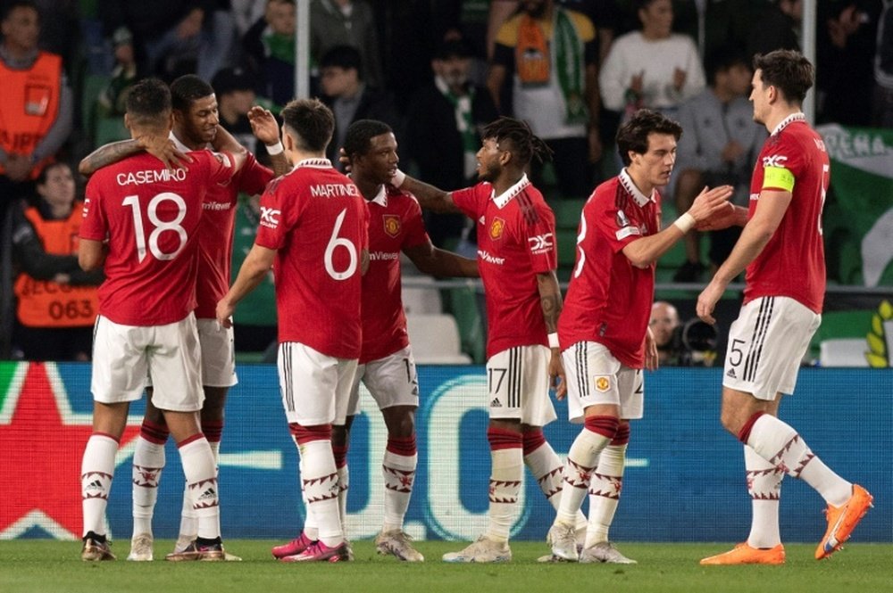 Marcus Rashford (2e à gauche) est félicité par ses coéquipiers après avoir inscrit l`unique but de la victoire de Manchester United à Séville, le 16 mars 2023