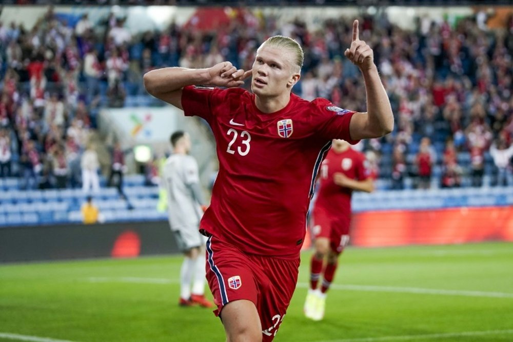 Haaland promete donar las primas ganadas con Noruega a cuatro clubes. AFP