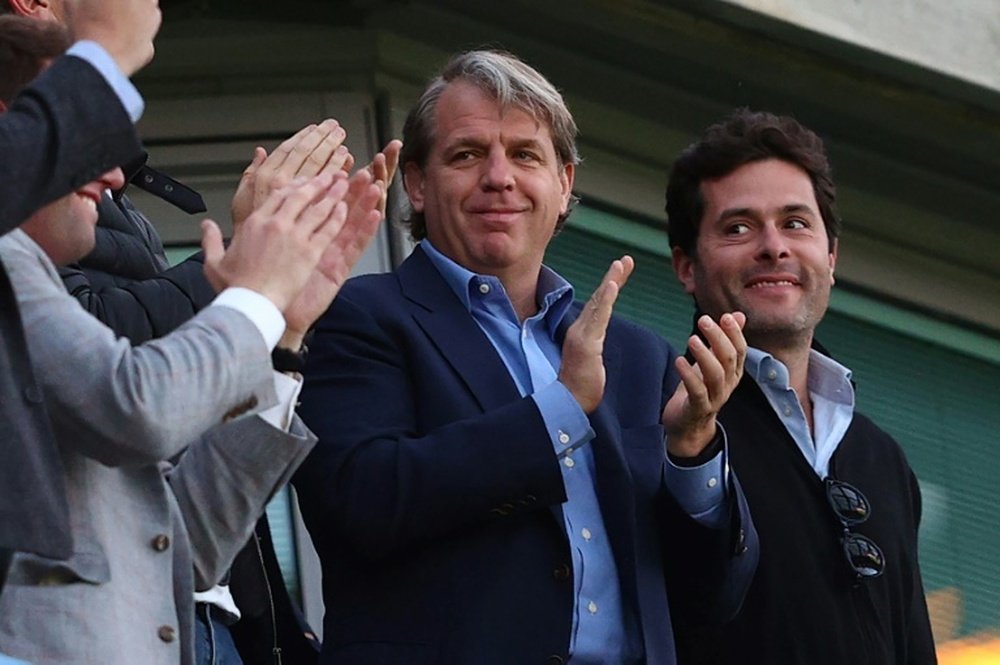 L`Américain Todd Boehly (au centre) applaudit le premier but de Chelsea face à Leicester en Premier League à Stamford Bridge à Londres le 19 mai 2022.
