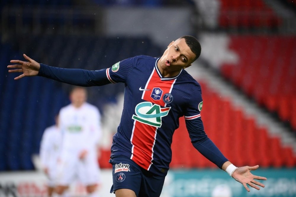 Kylian Mbappé fez o segundo e o terceiro do PSG contra o Lille. AFP