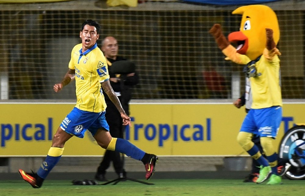 El atacante de Las Palmas también habría recibido una oferta del fútbol chino. AFP