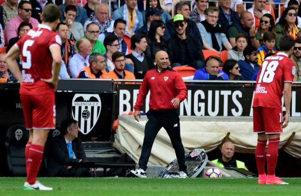 L'entraîneur de Séville Jorge Sampaoli suit le match face à Valence, le 16 avril 2017 à Valence. AFP