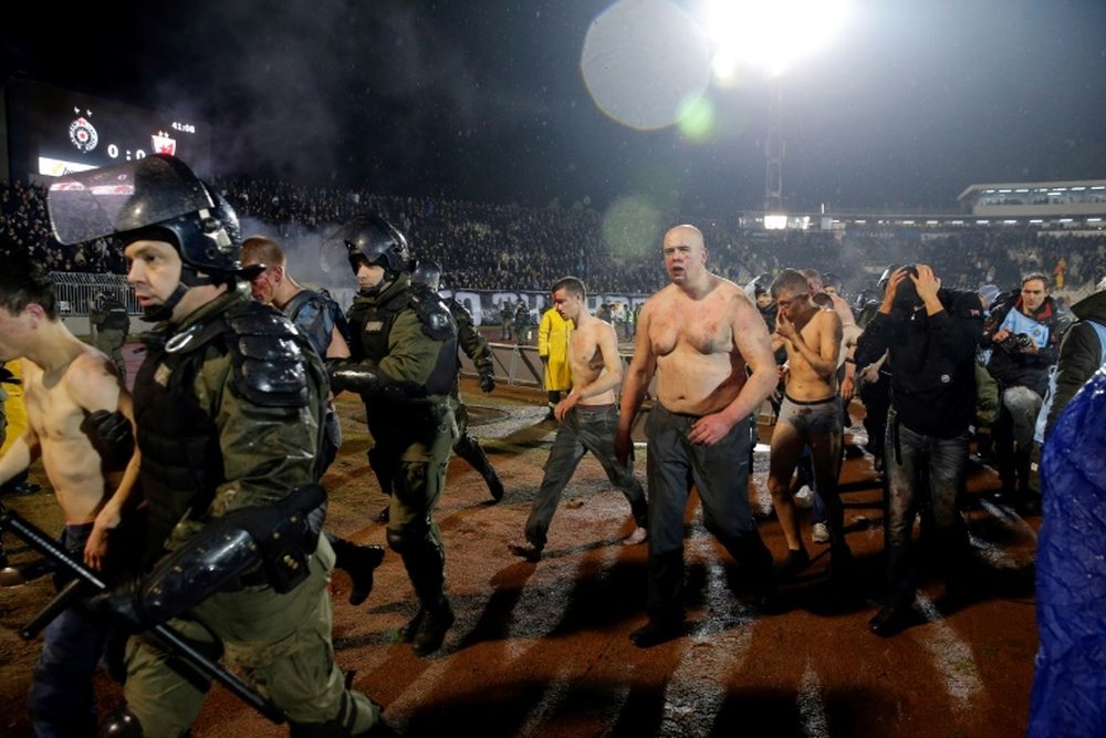 El 'derbi eterno' de Belgrado ha sido el más violento de los últimos tiempos. AFP