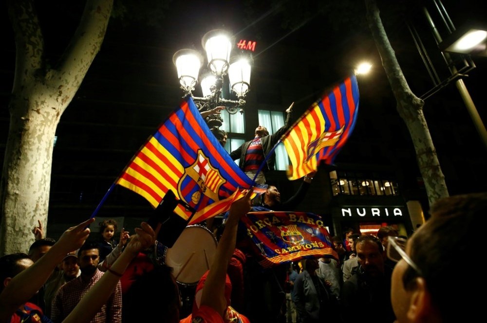 Des supporters du Barca en liesse dans les rues de Barcelone après la victoire. AFP