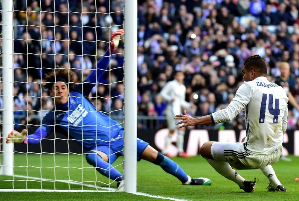Le milieu du Real Madrid Casemiro inscrit le 5e et but pour le Real Madrid faced à Grenade. AFP