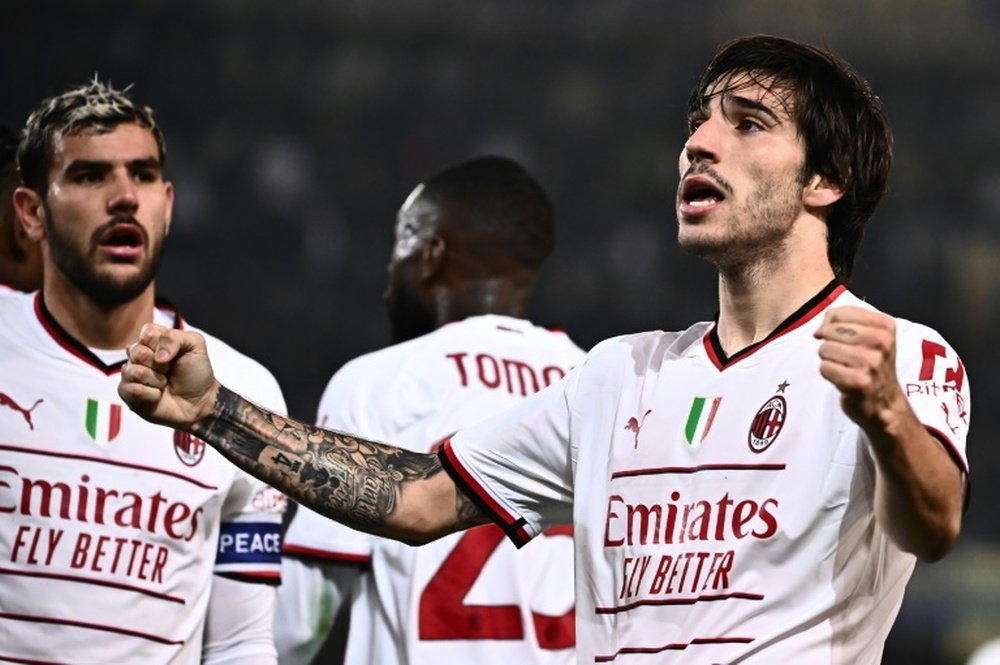 Tonali(d), meia do AC Milan, celebra o gol contra o Hellas, 16-10-22.AFP