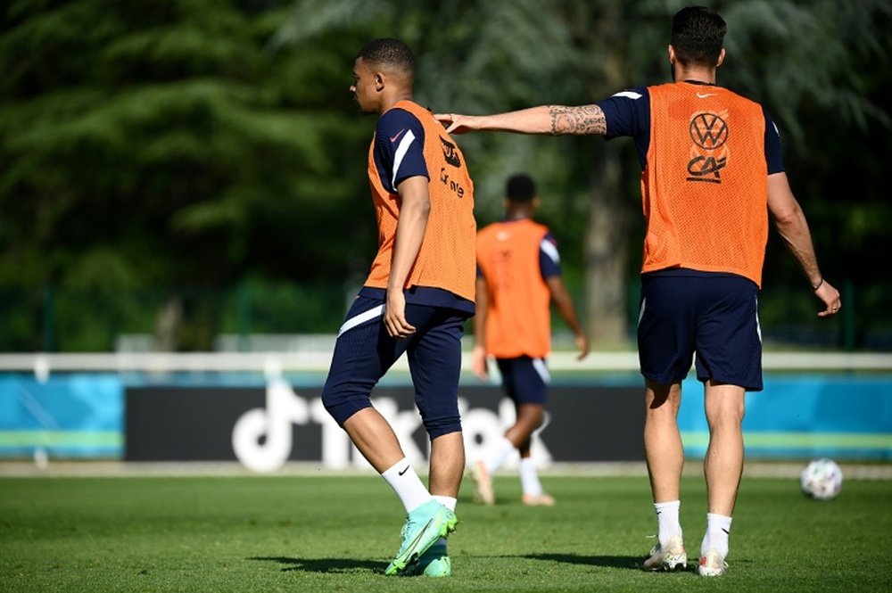 Griezmann, Benzema y Varane, ausentes en el entrenamiento de Francia. AFP