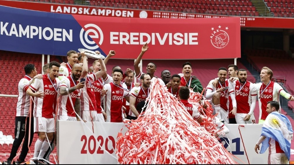 Le beau geste de l'Ajax qui fait fondre son trophée pour les supporters. AFP