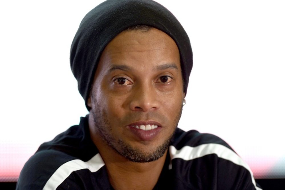 Ronaldinho reconoce que no es fácil decantarse por Barça o PSG. AFP