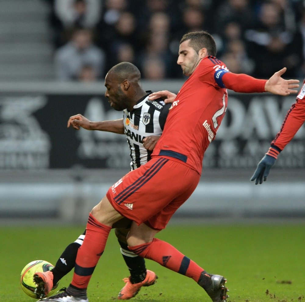 Maxime Gonalons (d) avec Lyon contre Angers en Ligue 1 le 6 février 2016 à Angers. AFP