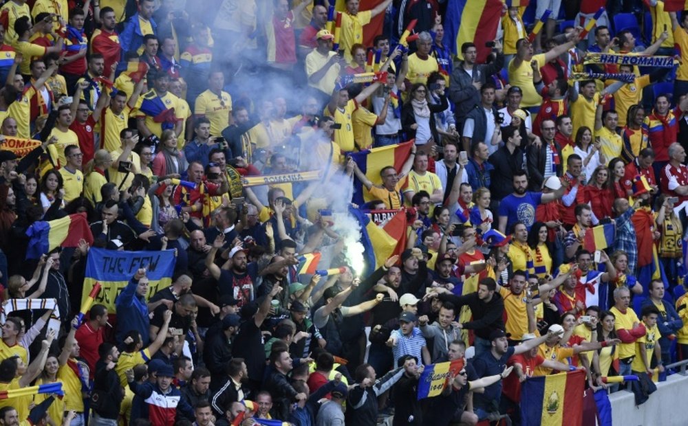 Des supporters roumains allument des fumigènes dans une tribune lors du match de lEuro contre lAlbanie au Parc OL, le 19 juin 2016