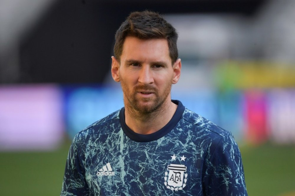 De Paul y su llamada a Messi. AFP