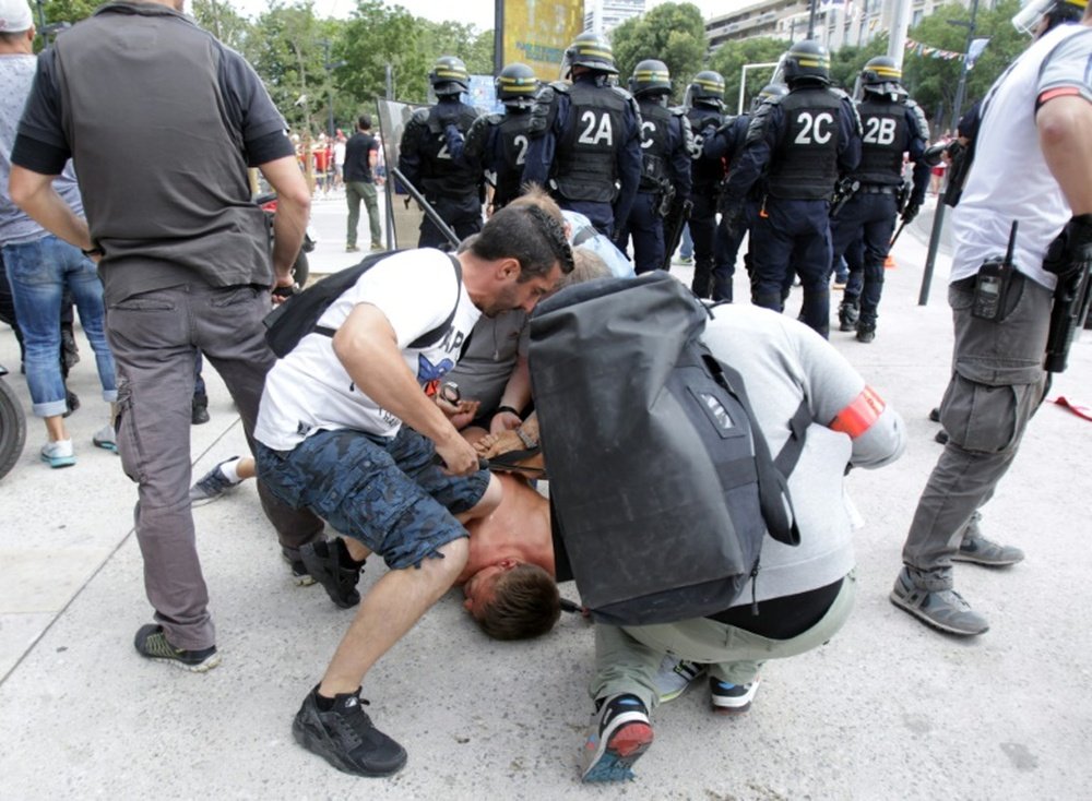 Un supporter est maîtrisé par des policiers en civil avant Ukraine-Pologne, le 21 juin 2016 à Marseille
