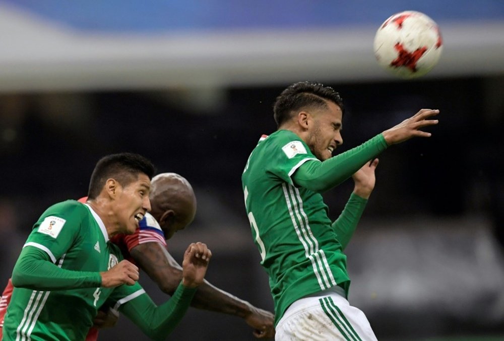 Les Mexicains Diego Reyes et Hugo Ayala, lors d'un match des éliminatoires du Mondial-2018, le 1er septembre 2017 à Mexico City