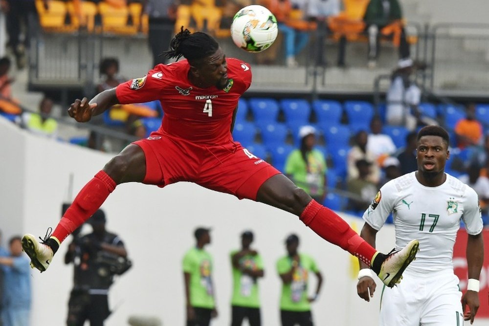Le capitaine du Togo Emmanuel Adebayor dégage le ballon de la tête face aux Ivoiriens. AFP