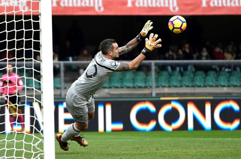 El portero del Chievo Verano firmó una actuación soberbia. AFP