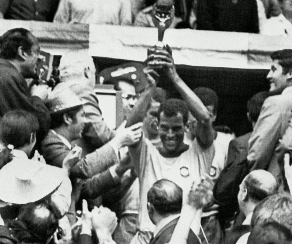 Carlos Alberto avec la Coupe Jules Rimet aprés la victoire brésilienne face à lItalie 4-1 en finale du Mondial-1970 à Mexico