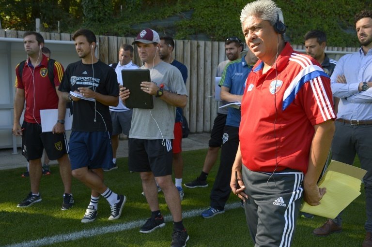 Lentraîneur de léquipe de France des moins 17 ans accueil une délégation de la MLS lors dun stage, le 10 septembre 2015 à Clairefontaine