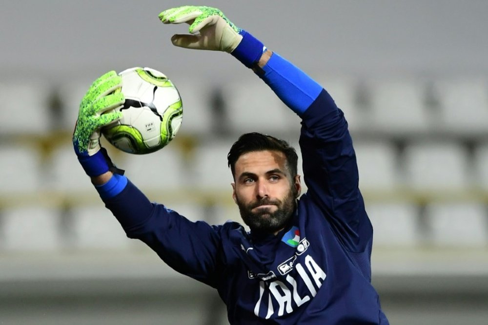 De llegar al Nápoles, sería el sexto equipo italiano de la carrera de Sirigu. AFP