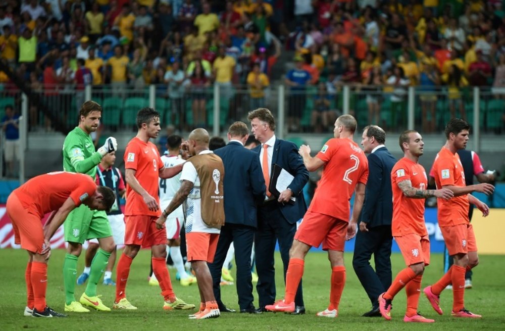 L'ancien coach des Pays-Bas Van Gaal parle à ses joueurs avant la séance des tirs au but. AFP