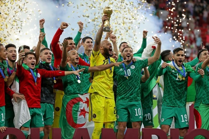 Detienen a 25 argelinos en los Campos Elíseos por la Copa Árabe