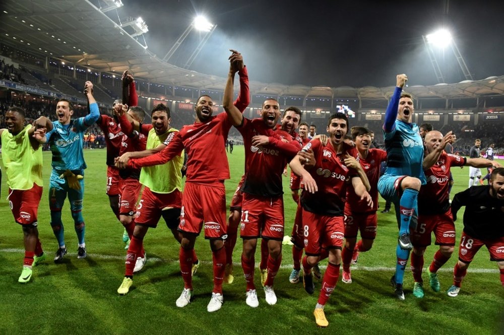 Les joueurs de Dijon FCO explosent de joie après leur match nul à Toulouse, le 20 mai 2017. AFP