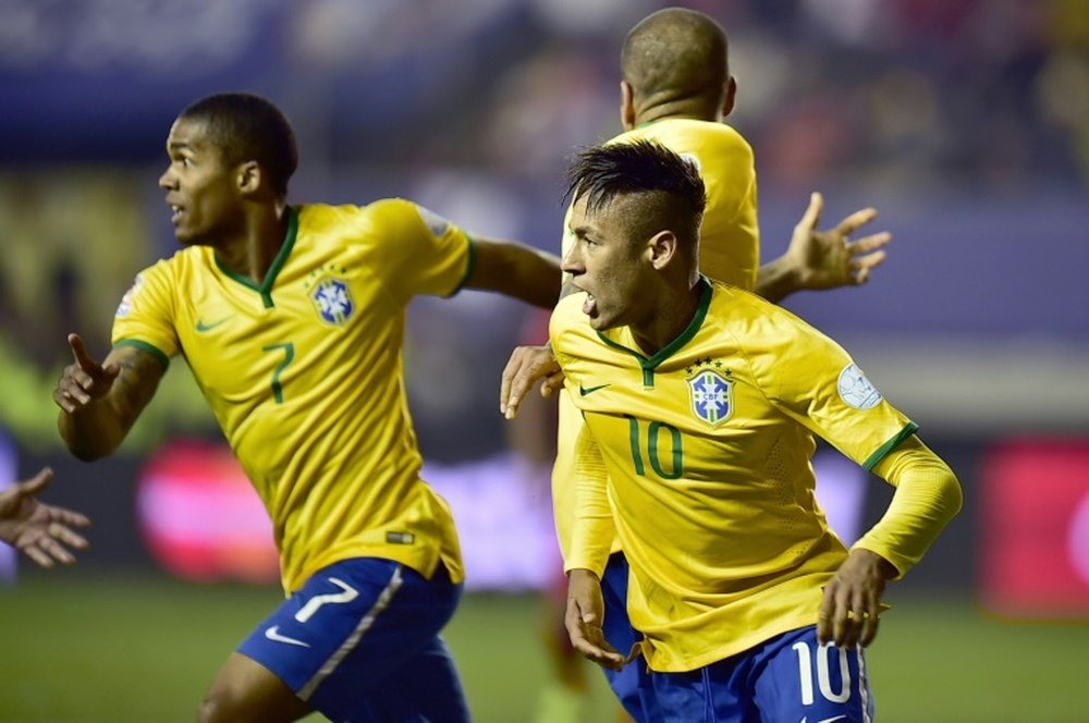 Neymar et Douglas Costa, avec le Brésil contre le Pérou, en Copa America, le 14 juin 2015 à Temuco au Chili