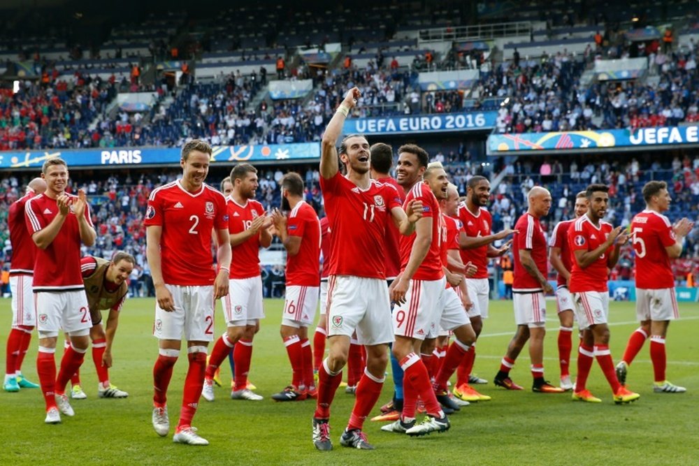 Gareth Bale salue les supporters après la qualification en quarts de finale de l'Euro-2016. AFP