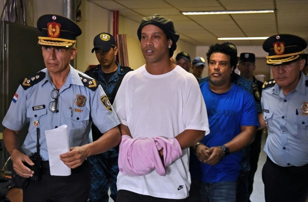 Ronaldinho conta como está vivendo sua prisão domiciliar. AFP