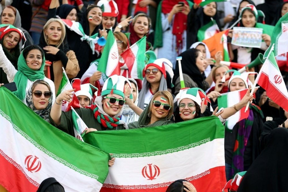 Las mujeres pudieron acudir al estadio por primera vez en 40 años. AFP