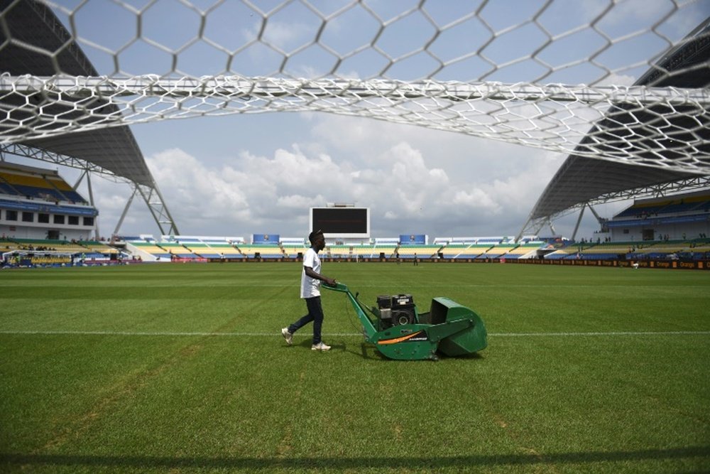 Un jardinier prépare la pelouse du stade de Libreville au Gabon qui accueille le match douverture de la CAN, le 14 janvier 2017