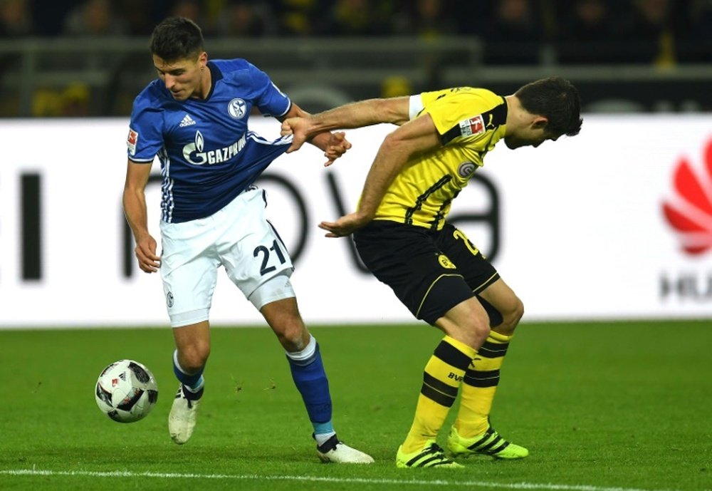 L'Autrichien de Schalke Schöpf à la lutte avec le défenseur grec de Dortmund Papastathopoulos. AFP
