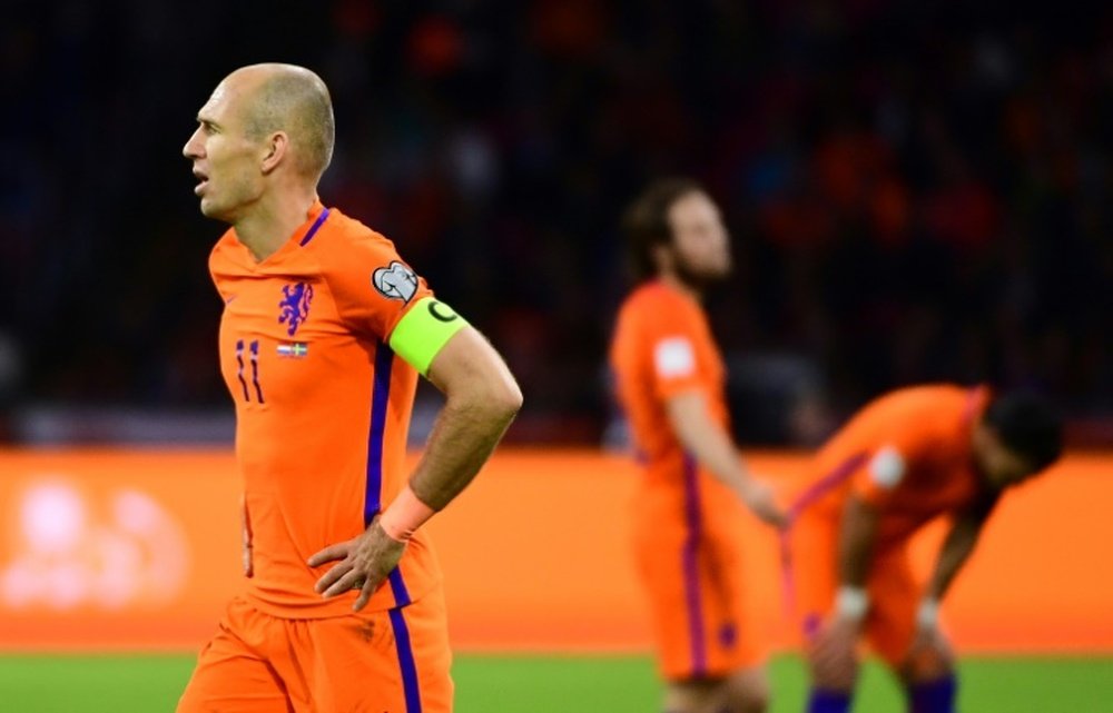 Le capitaine des Pays-Bas, Arjen Robben, abattu, à l'issue de la victoire contre la Suède. AFP