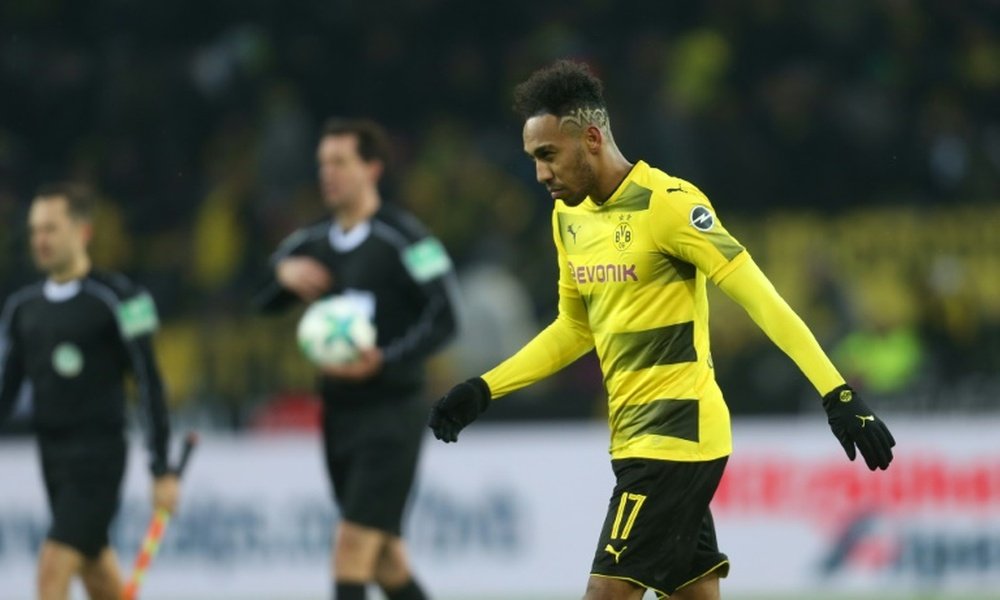 Aubameyang quitte la pelouse de Dortmund après la 1re mi-temps face à Brême. AFP