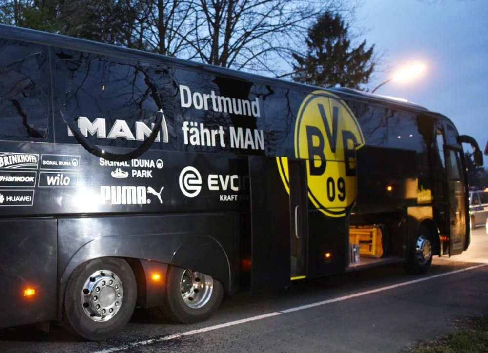 Le bus du Borussia Dortmund attaqué à Dortmund, le 11 avril 2017. AFP