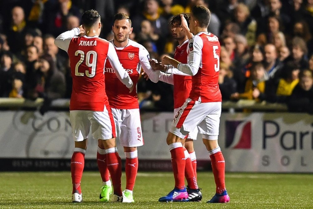 L'attaquant d'Arsenal Lucas Perez congratulé après avoir ouvert le score en FA Cup. AFP