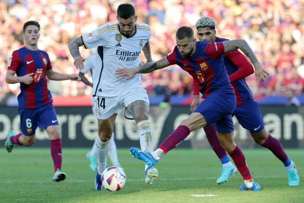Íñigo Martínez podría salir este verano para que el Barça no tenga problemas al inscribir. AFP