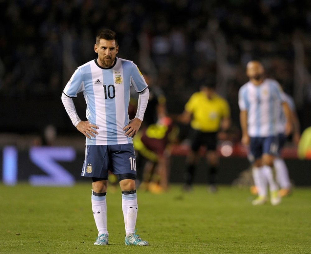 Quedarse sin Mundial podría ser un varapalo irreparable para Messi. AFP